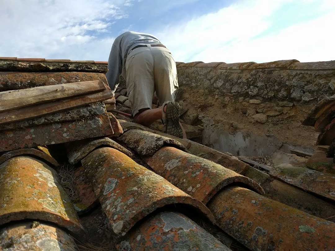 Détuilage du toit du pigeonnier en cours, 2016 ©Domaine Saint-Antonin - Association TOUN / Mathieu Charreyre