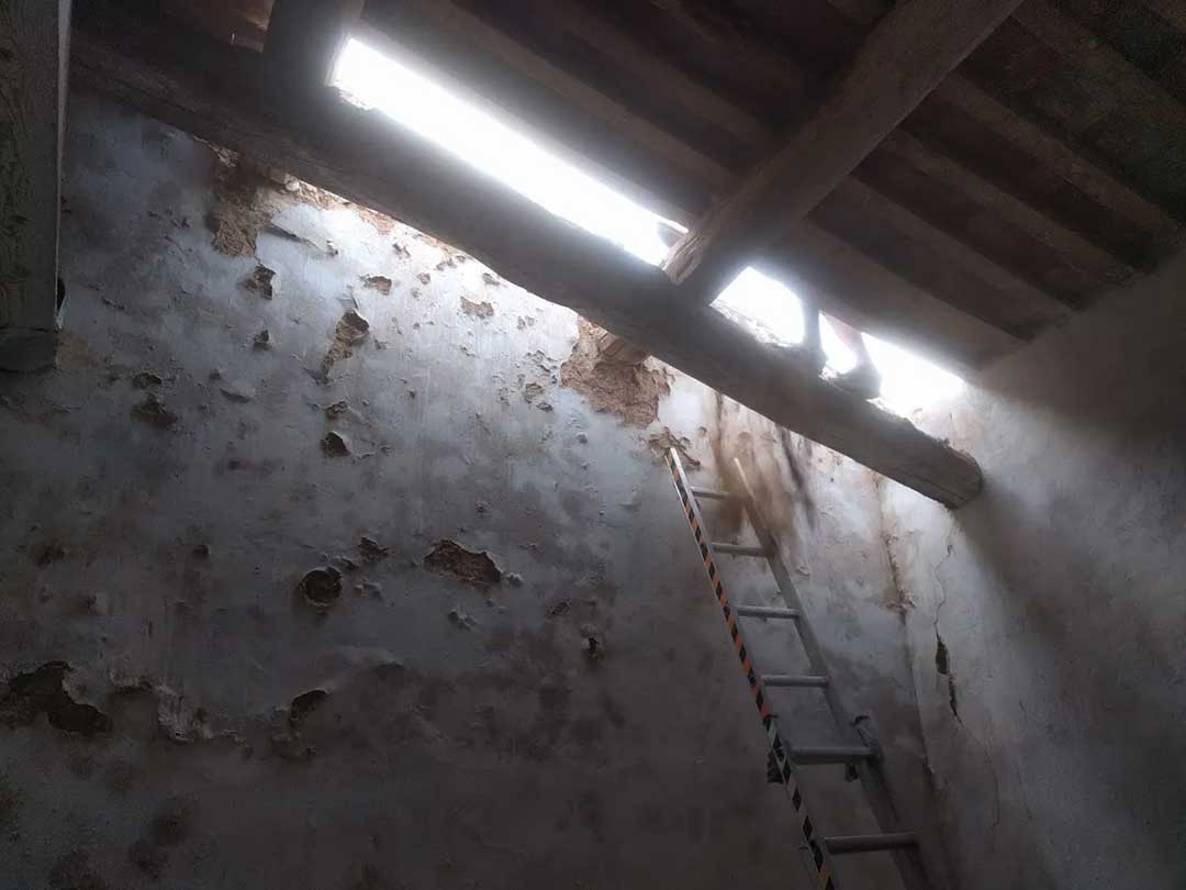 Détuilage du toit du pigeonnier : vue intérieure, 2016 ©Domaine Saint-Antonin - Association TOUN / Mathieu Charreyre