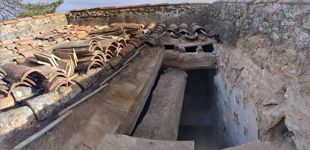 Le détuilage du toit du pigeonnier terminé, 2016 ©Domaine Saint-Antonin - Association TOUN / Mathieu Charreyre