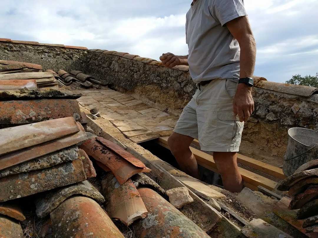 Pose de nouveaux malons lors de la réfection du toit du pigeonnier du Domaine Saint-Antonin, 2016 ©Domaine Saint-Antonin - Association TOUN / Mathieu Charreyre