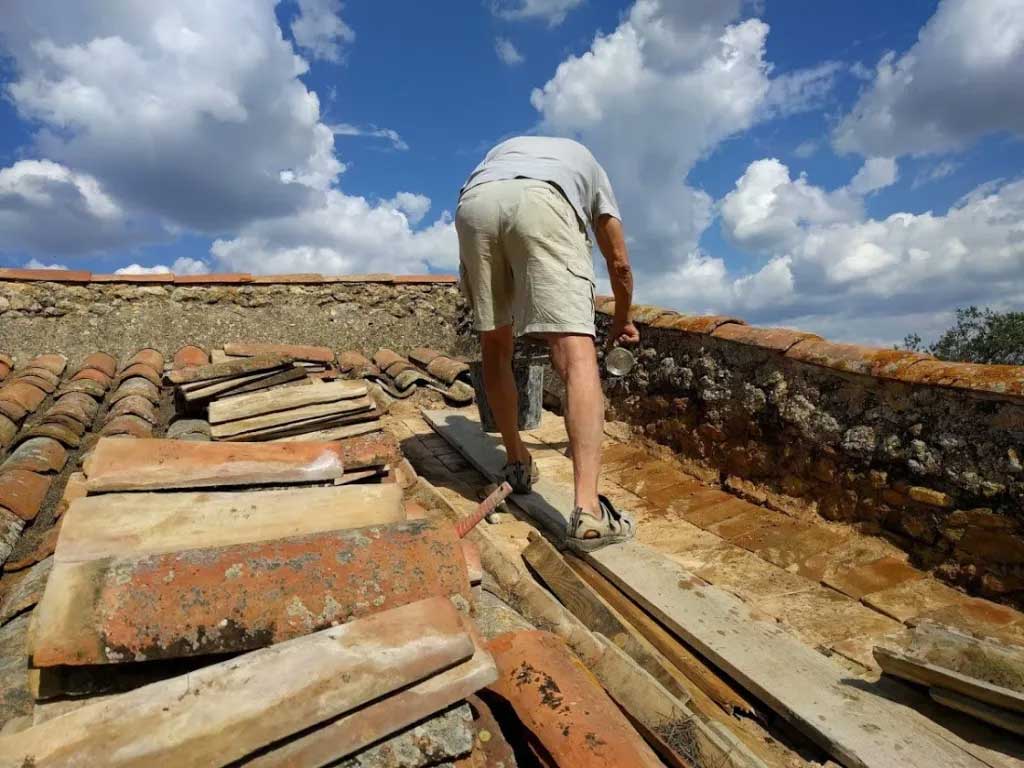 Humidification des nouveaux malons du toit du pigeonnier du Domaine Saint-Antonin, 2016 ©Domaine Saint-Antonin - Association TOUN / Mathieu Charreyre