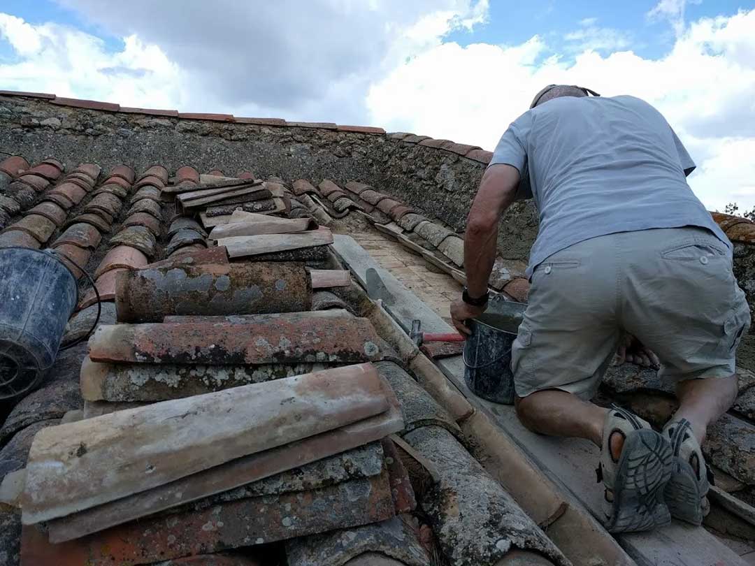 La repose des tuiles après changement des malons toit du pigeonnier du Domaine Saint-Antonin, 2016 ©Domaine Saint-Antonin - Association TOUN / Mathieu Charreyre