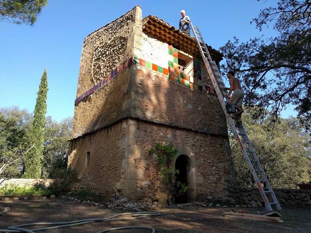 Deuxième jour de travaux sur le toit du pigeonnier : chèvement de la maçonnerie ©Domaine Saint-Antonin - Association TOUN / Mathieu Charreyre
