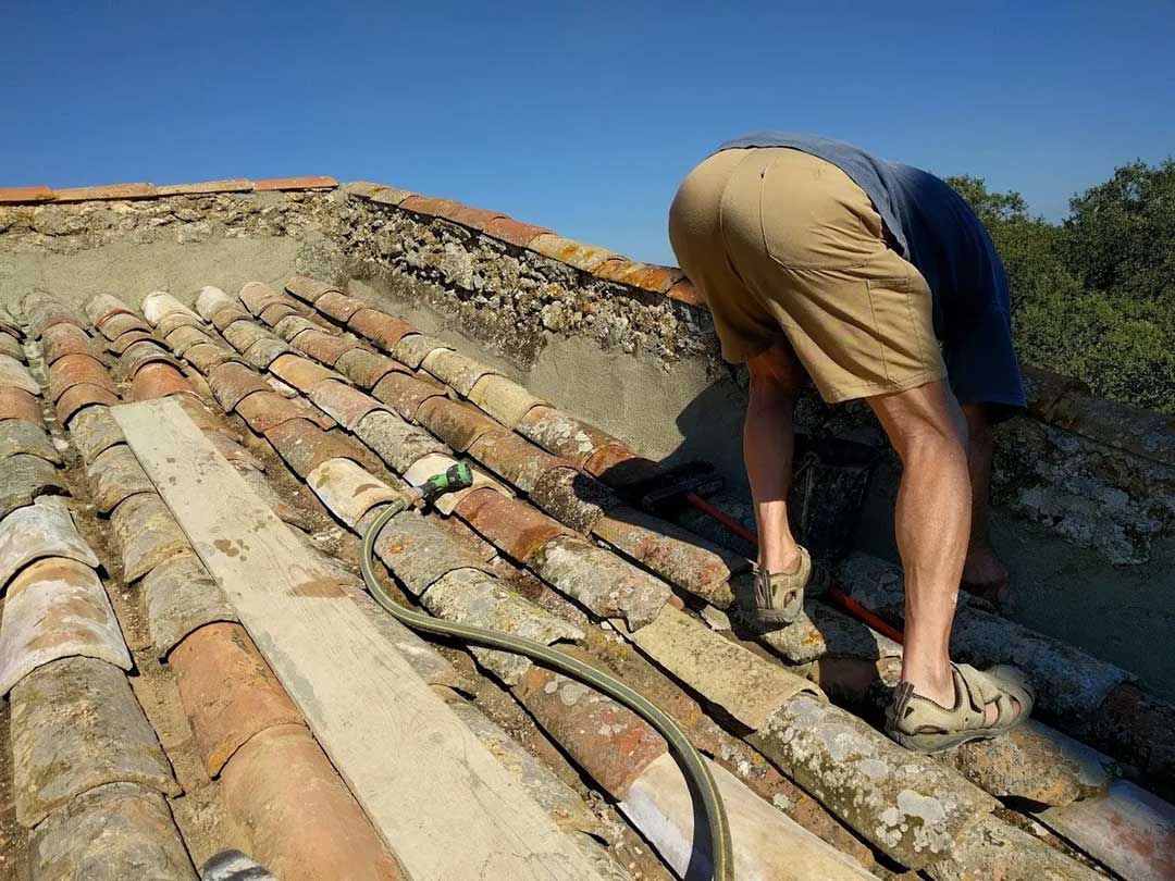Contrôle et nettoyage de la nouvelle toiture. ©Domaine Saint-Antonin - Association TOUN / Mathieu Charreyre