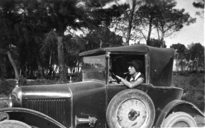 Marie, Louise THUS, alias TOUN, au volant du cabriolet Citroën de son mari, Émile SICARD, en 1924, dans le pays d’Aix.