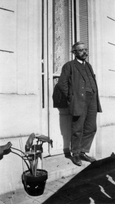 Marius BAUDOIN-THUS, devant son Paradou, courant 1920. ©Domaine Saint-Antonin - Association TOUN