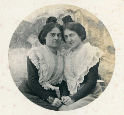Autoportrait de Claire et Marise-Louise SICARD en arlésienne, en 1904 © Domaine Saint-Antonin / SICARD Archive