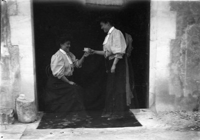Marie-Louise et Claire SICARD, Anmay en double. La tasse de thé, vers 1900-1905 © Domaine Saint-Antonin / SICARD Archive