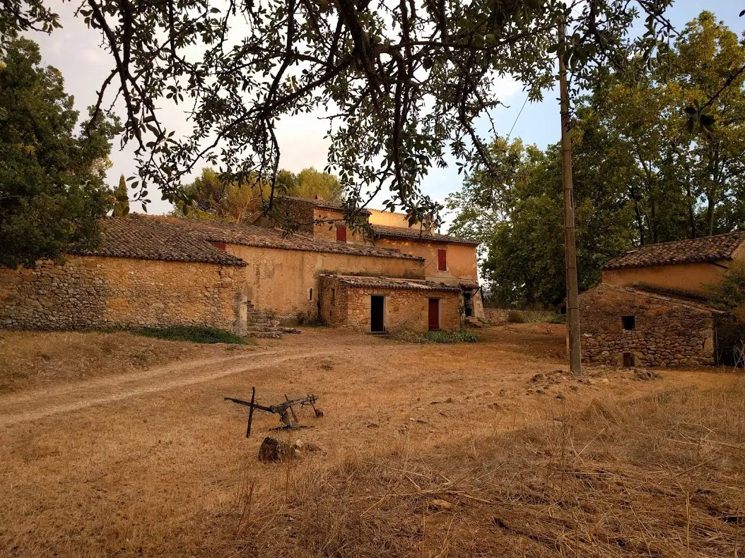 Vue de l’ancien logis des fermiers, du clapier et du poulailler, 2017.