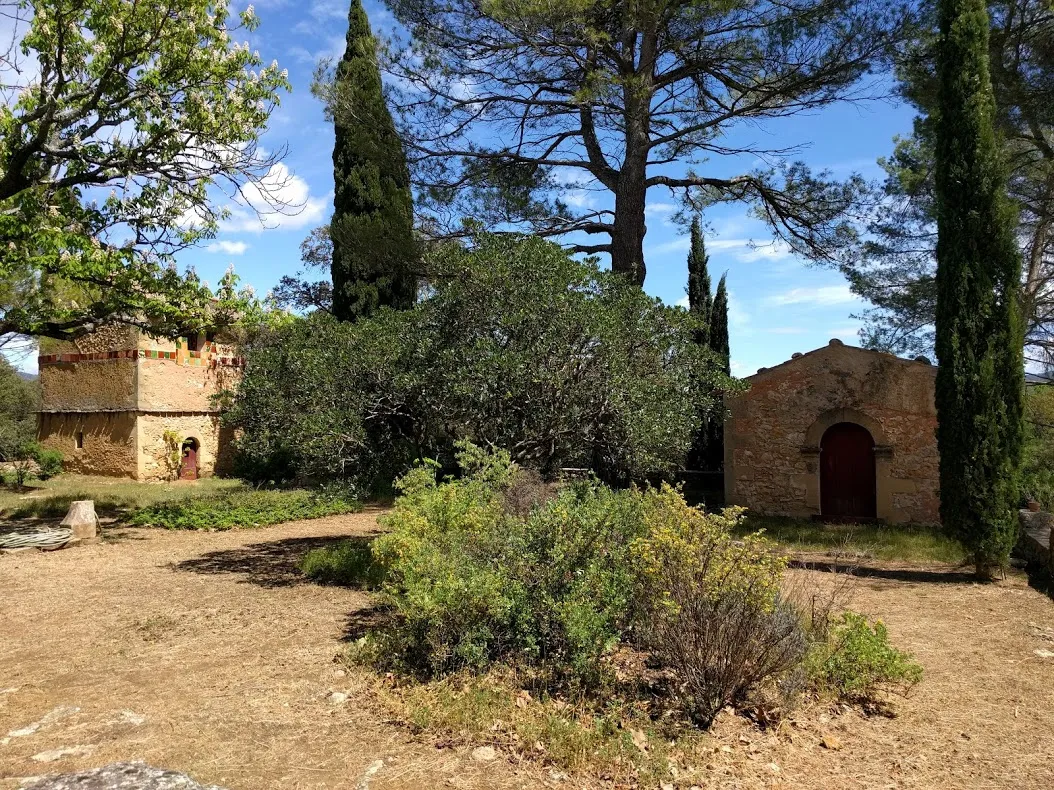 La terrasse, située à l’Est, accueille le pigeonnier, à gauche, et la chapelle, à droite.