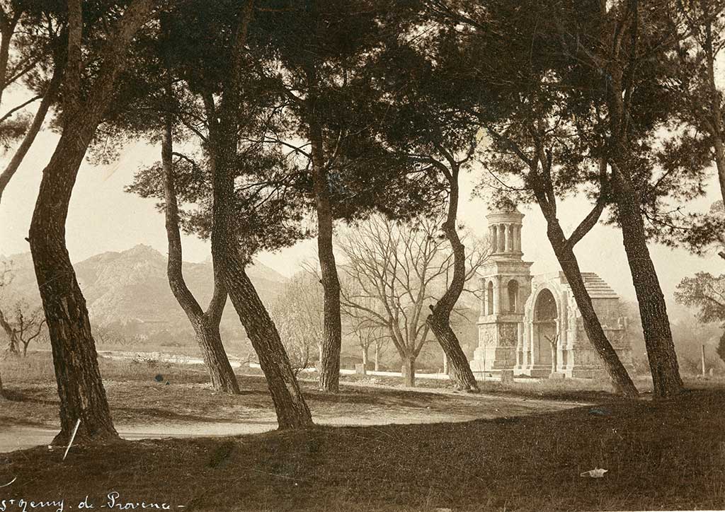 Marie-Louise et Claire SICARD, Vue du plateau des Antiques de Saint-Rémy-de-Provence avec le mausolée des Jules et l'arc de triomphe de Glanum, vers 1900-1905 © Domaine Saint-Antonin / SICARD Archive
