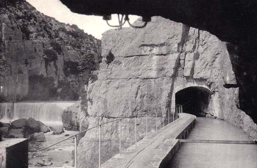 Le barrage de Quinson et la prise d'eau du canal du Verdon en 1905.