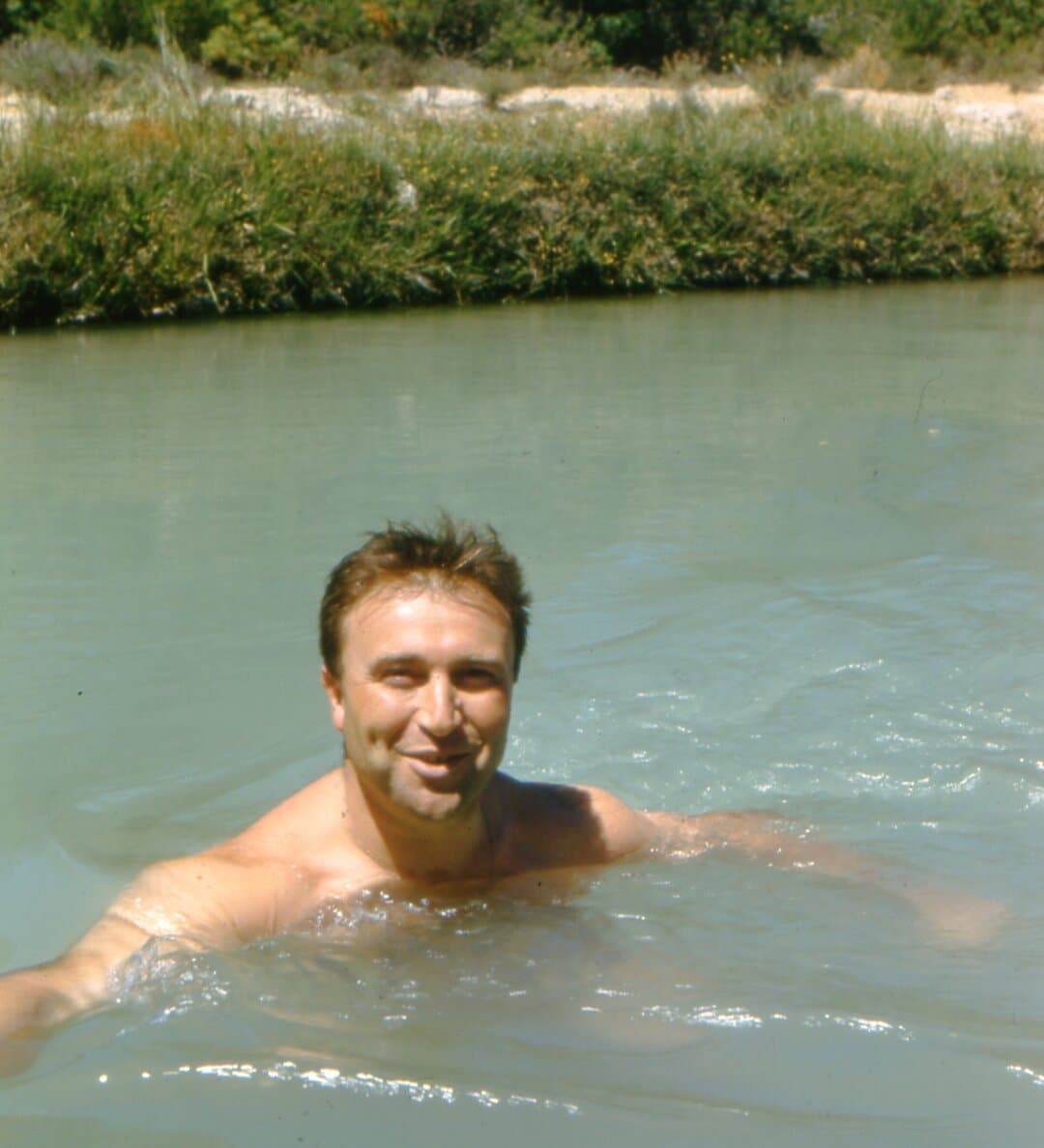 Mon grand-Père, Chritian MONTJOL-HERY, se baignant dans le canal du Verdon du Domaine Saint-Antonin, en 1956.