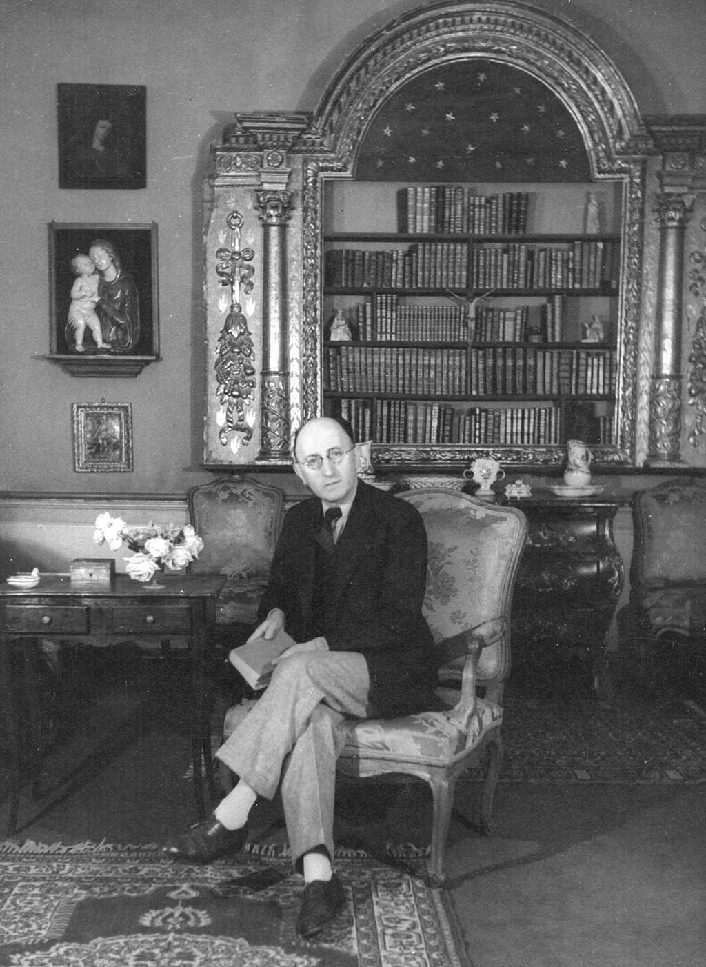 Émile Sicard dans son appartement de la rue du 4 Septembre à Aix-en-Provence en 1950 ©Domaine Saint-Antonin