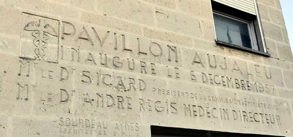 Dédicace au nom d'Émile Sicard sur la façade du pavillon Aujaleu de l'Hôpital psychiatrique d’Aix-en-Provence (Montperrin)©Domaine Saint-Antonin / Mathieu Charreyre